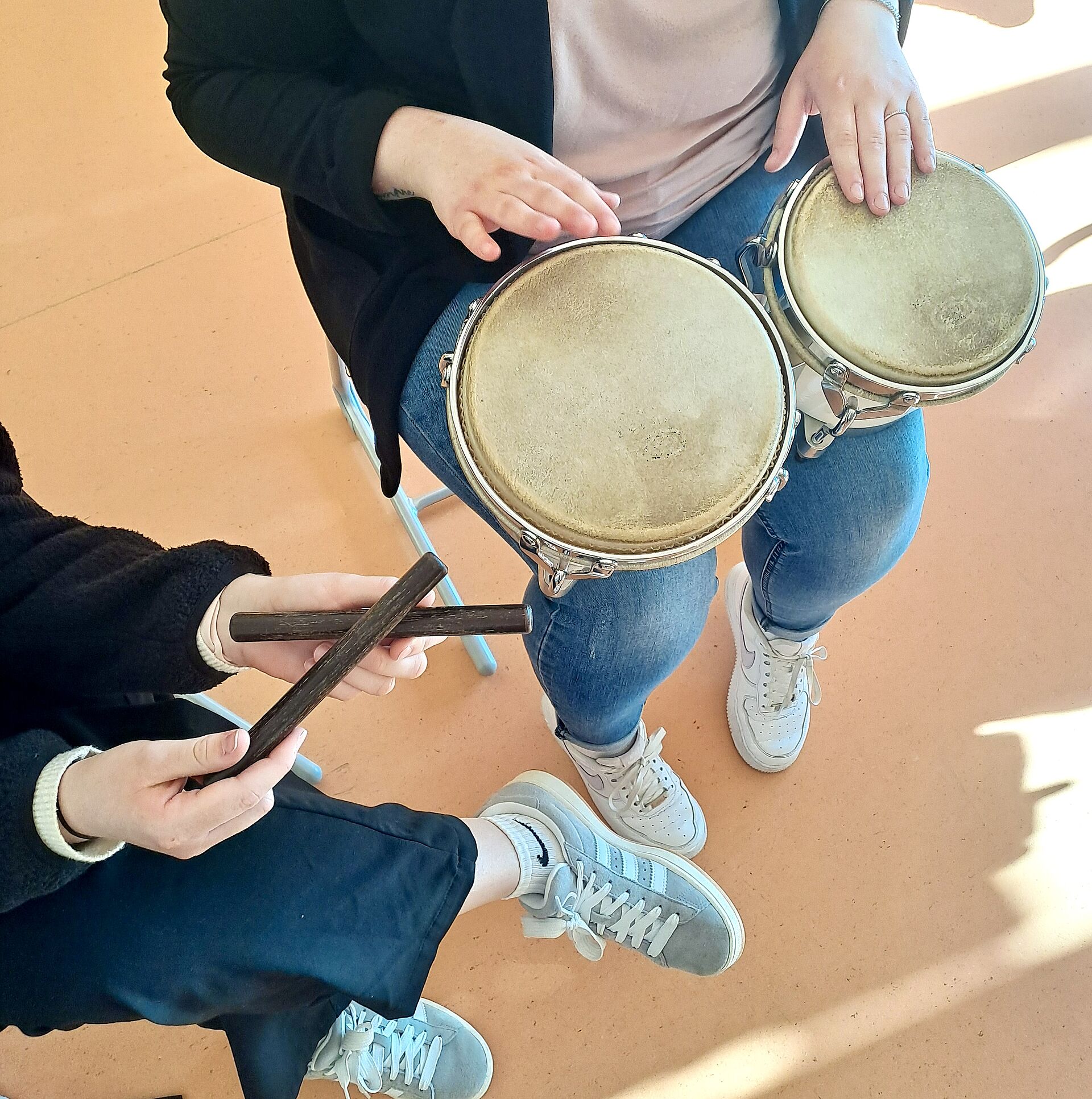 Hände spielen Schlaginstrumente