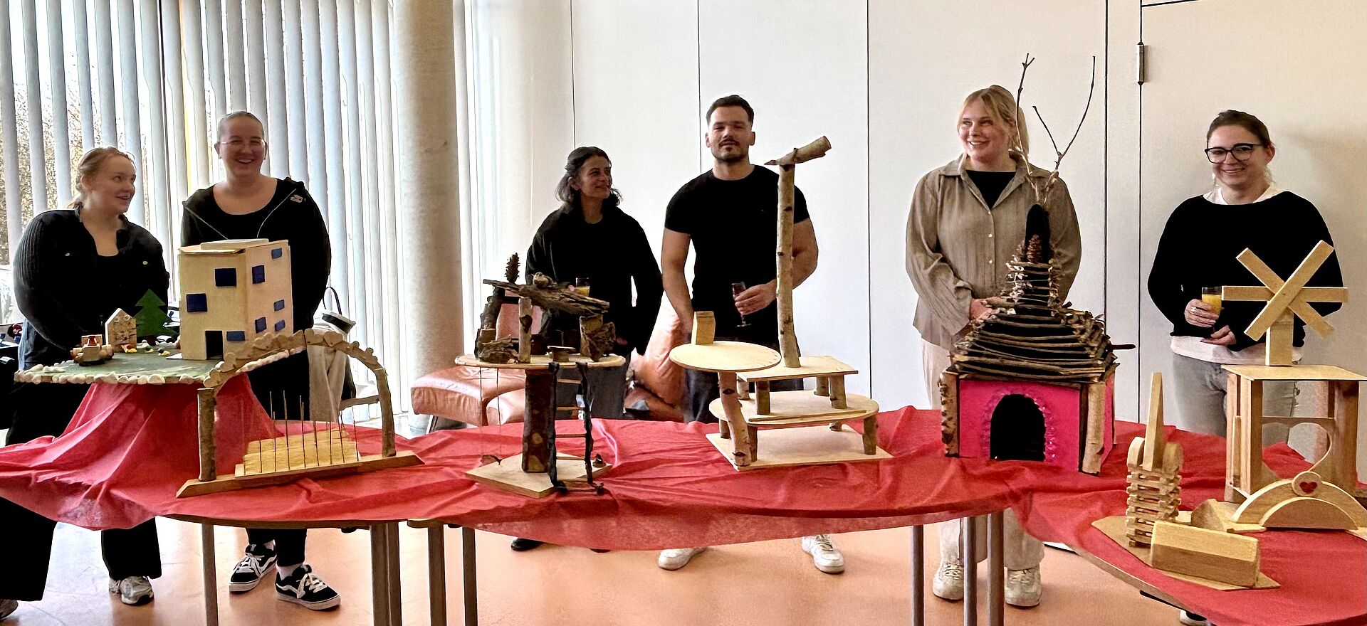 Schüler*innen präsentieren ihre Holzkonstruktionen