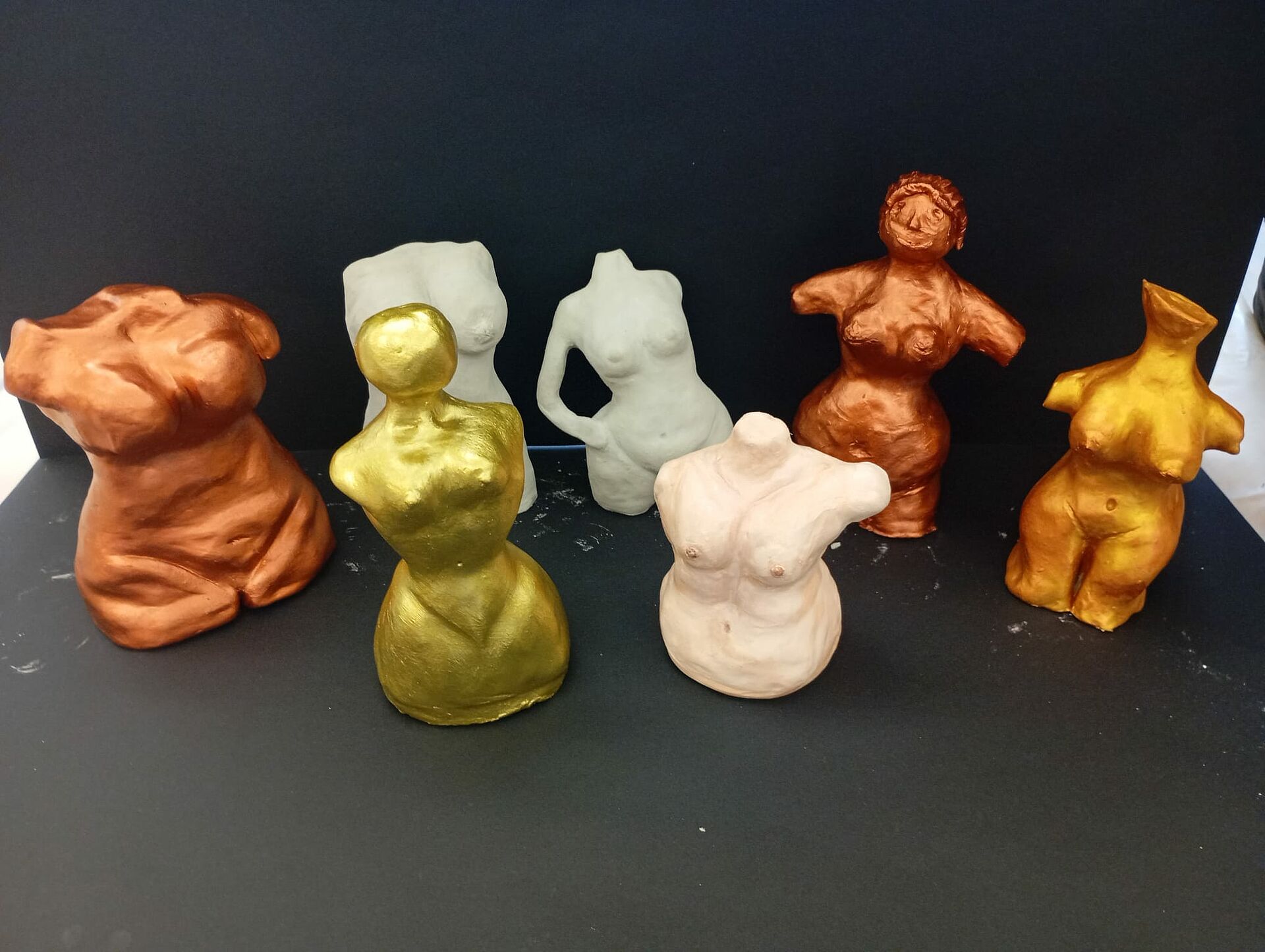 Tonfiguren auf einem Tisch