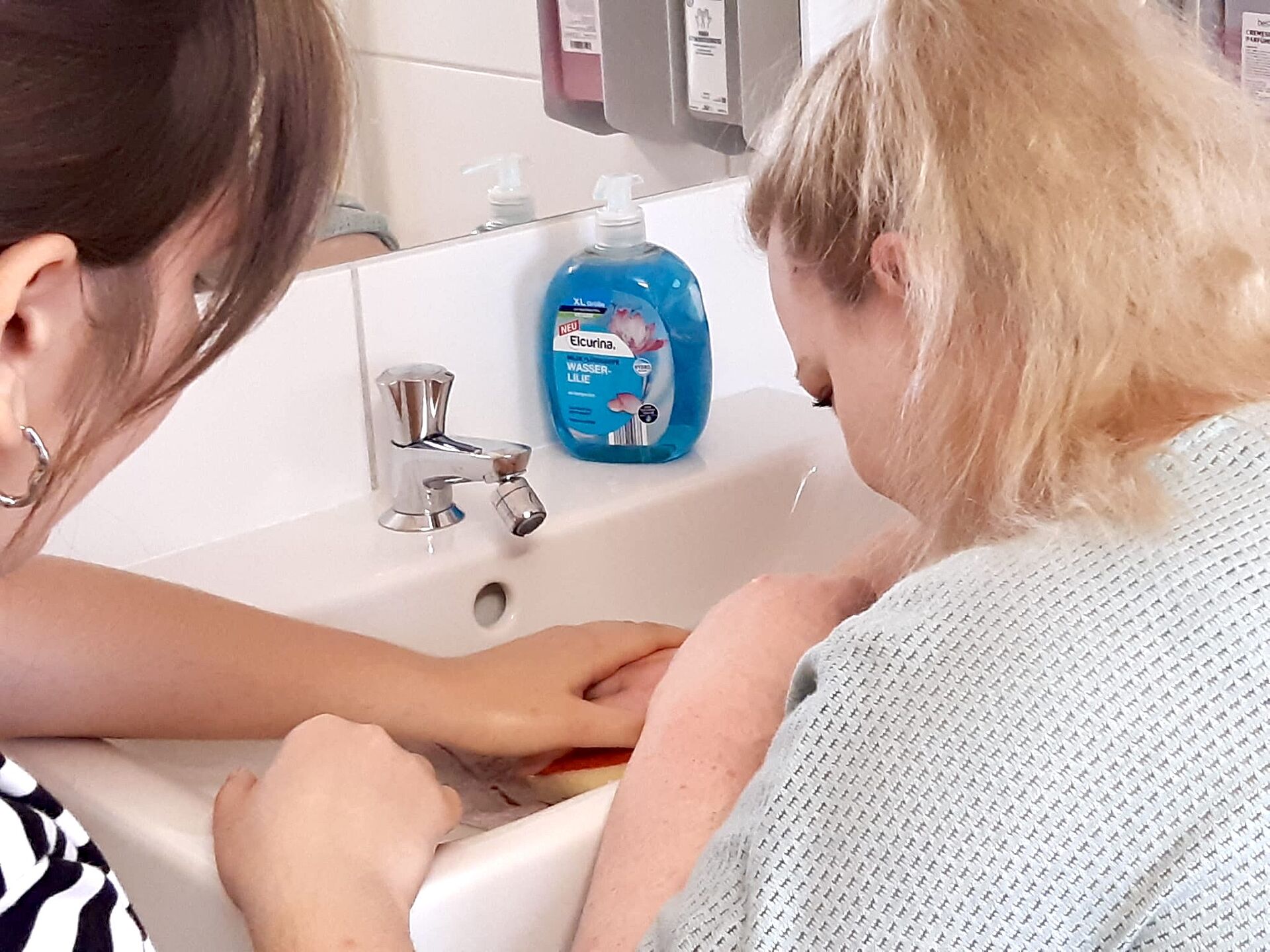 Zwei Schülerinnen beim Händewaschen