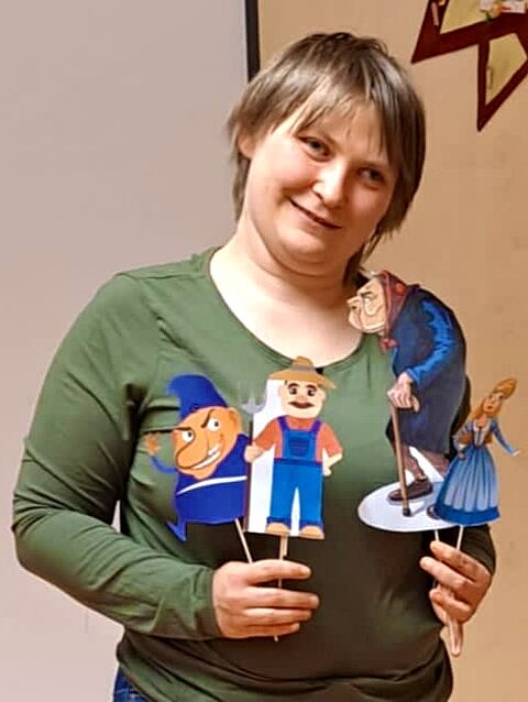Schülerin präsentiert Märchenfiguren