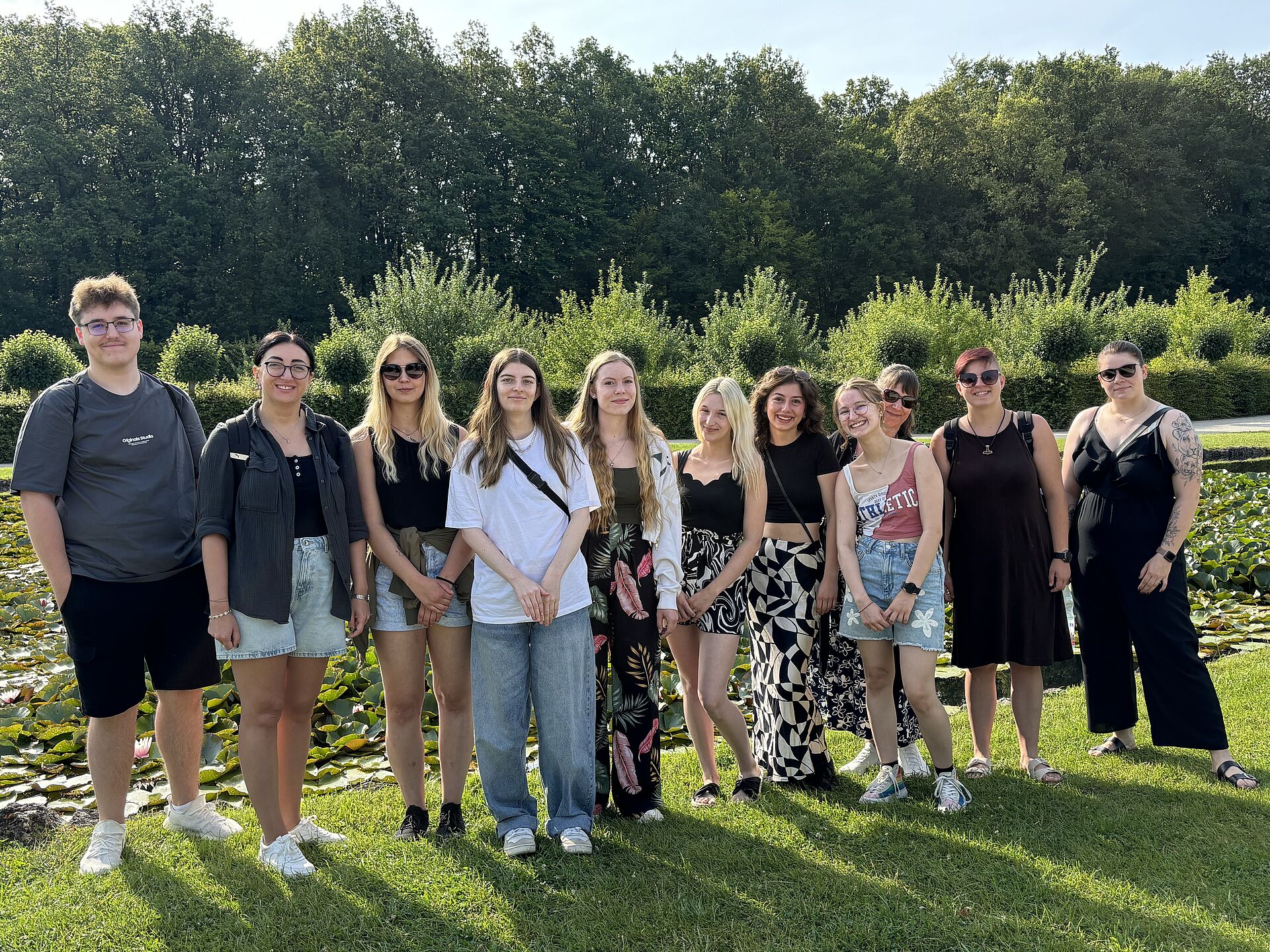 Schüler*innen in einem  Park 