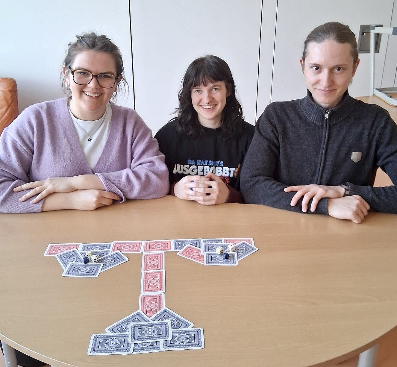 Drei Schüler an einem Tisch 