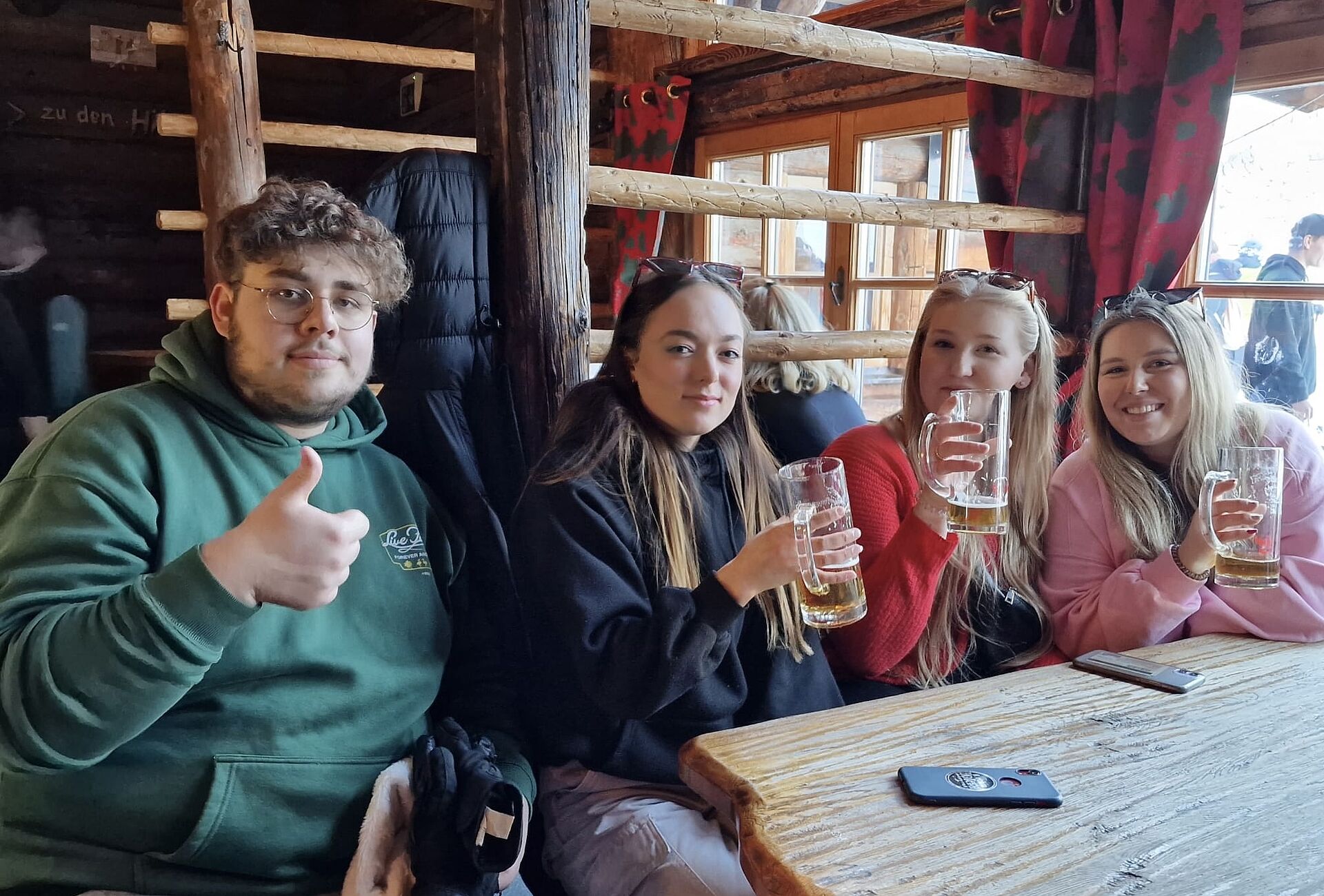 Schüler*innen in der Skihütte