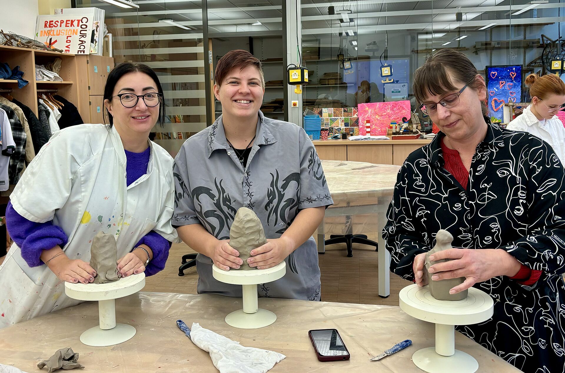 Drei Schülerinnen mit Tonfiguren