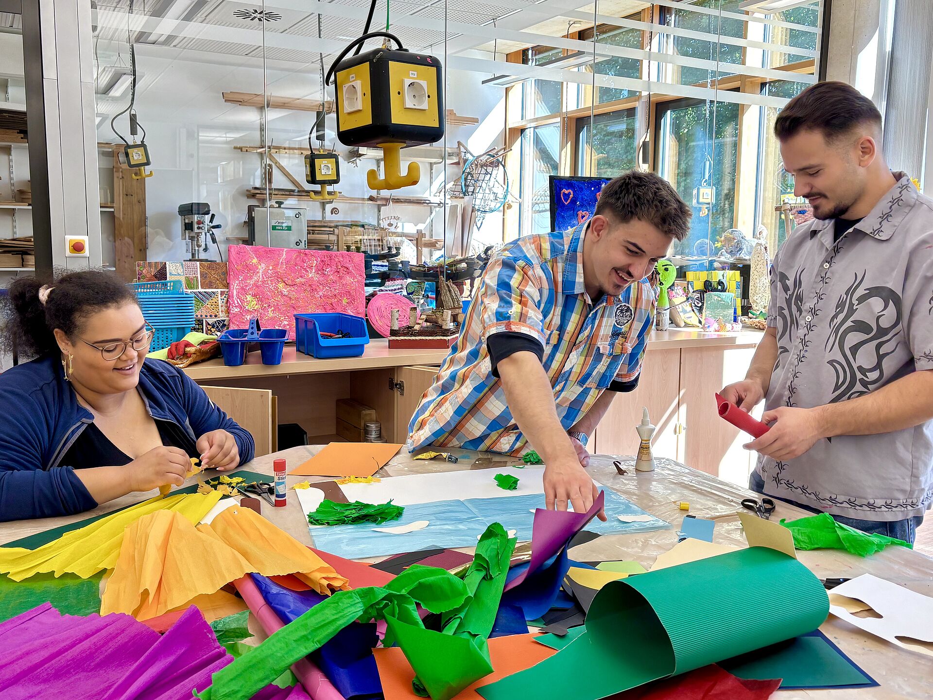 Schüler*innen arbeiten mit Papier