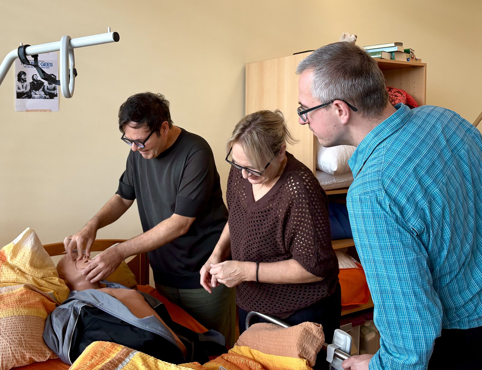 Schüler über Krankenbett