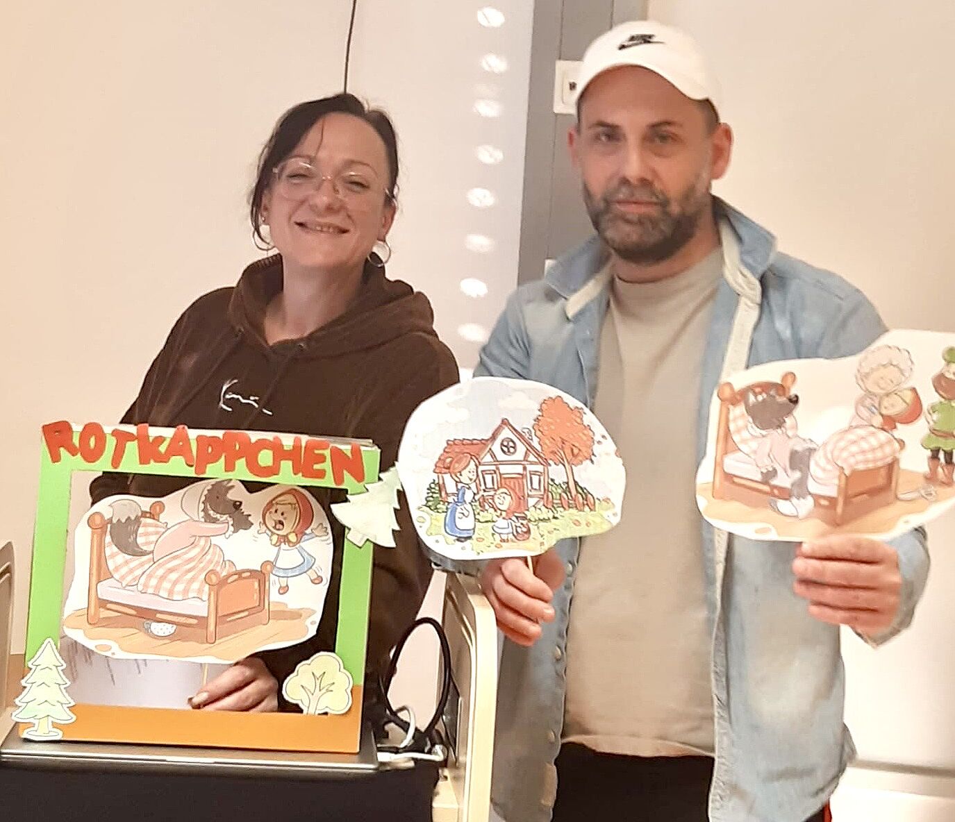 Schüler präsentieren Illustrationen