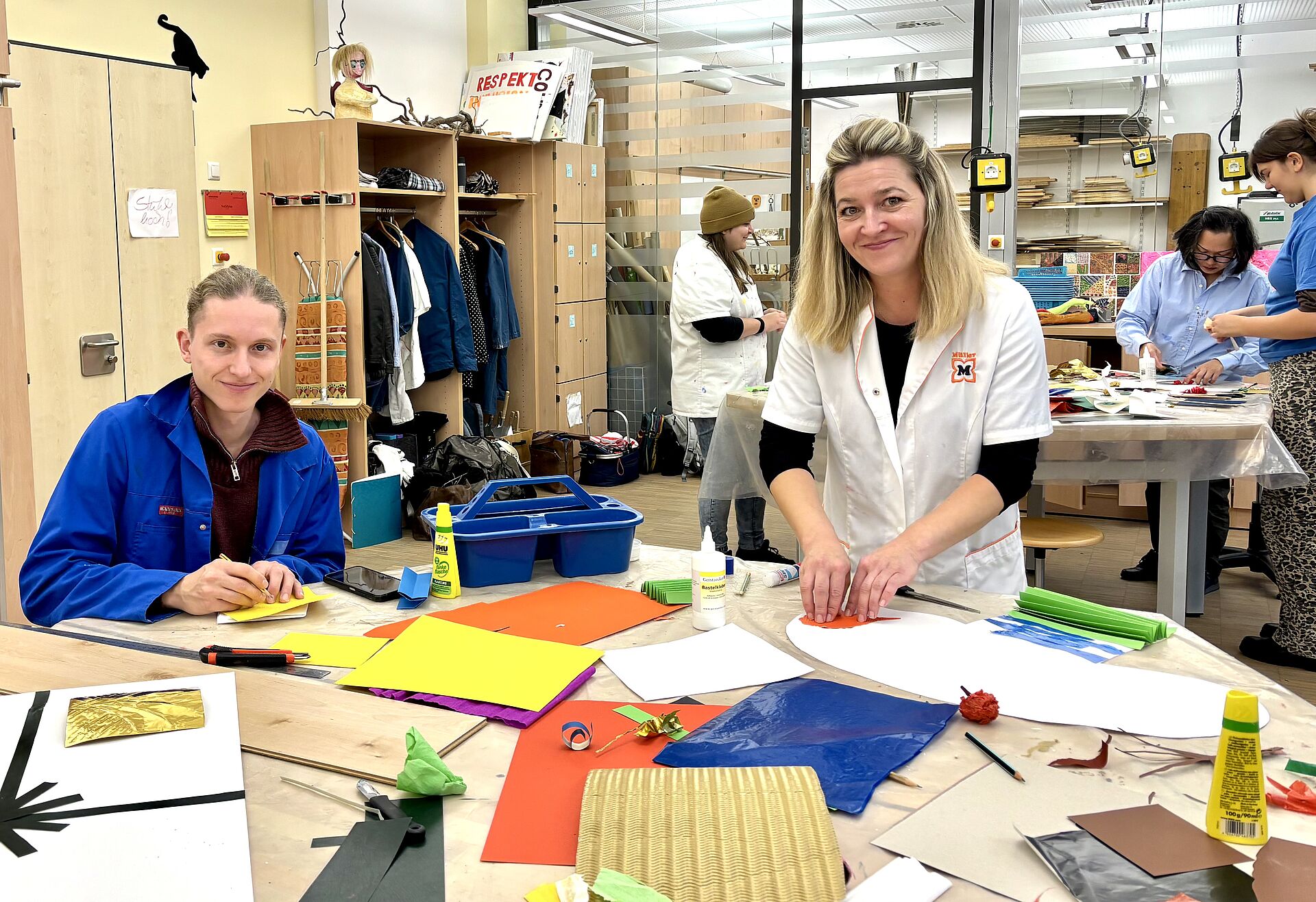 Schülerinnen arbeiten mit Papier