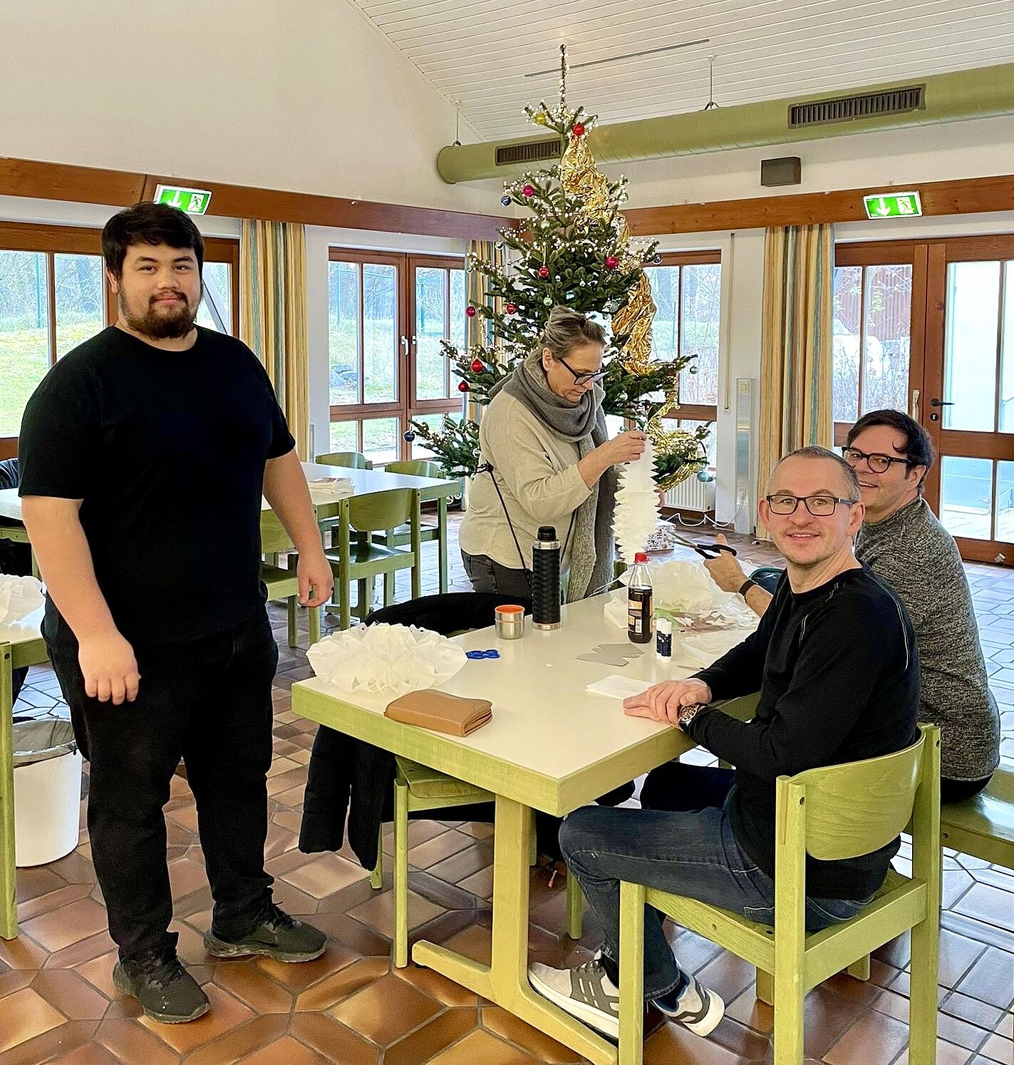 Schüler beim Geschenke einpacken