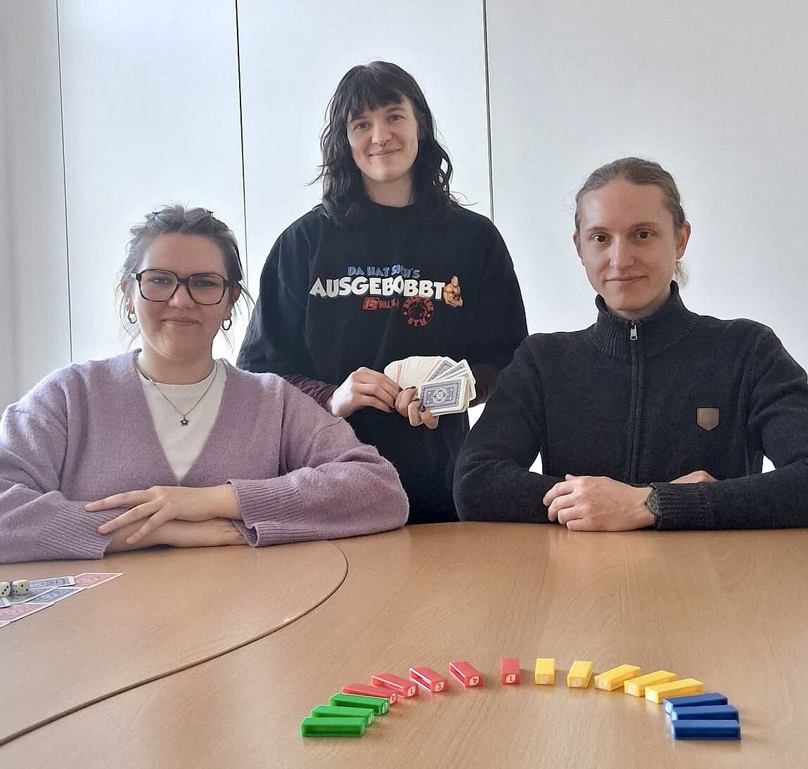 Drei Schüler an einem Tisch