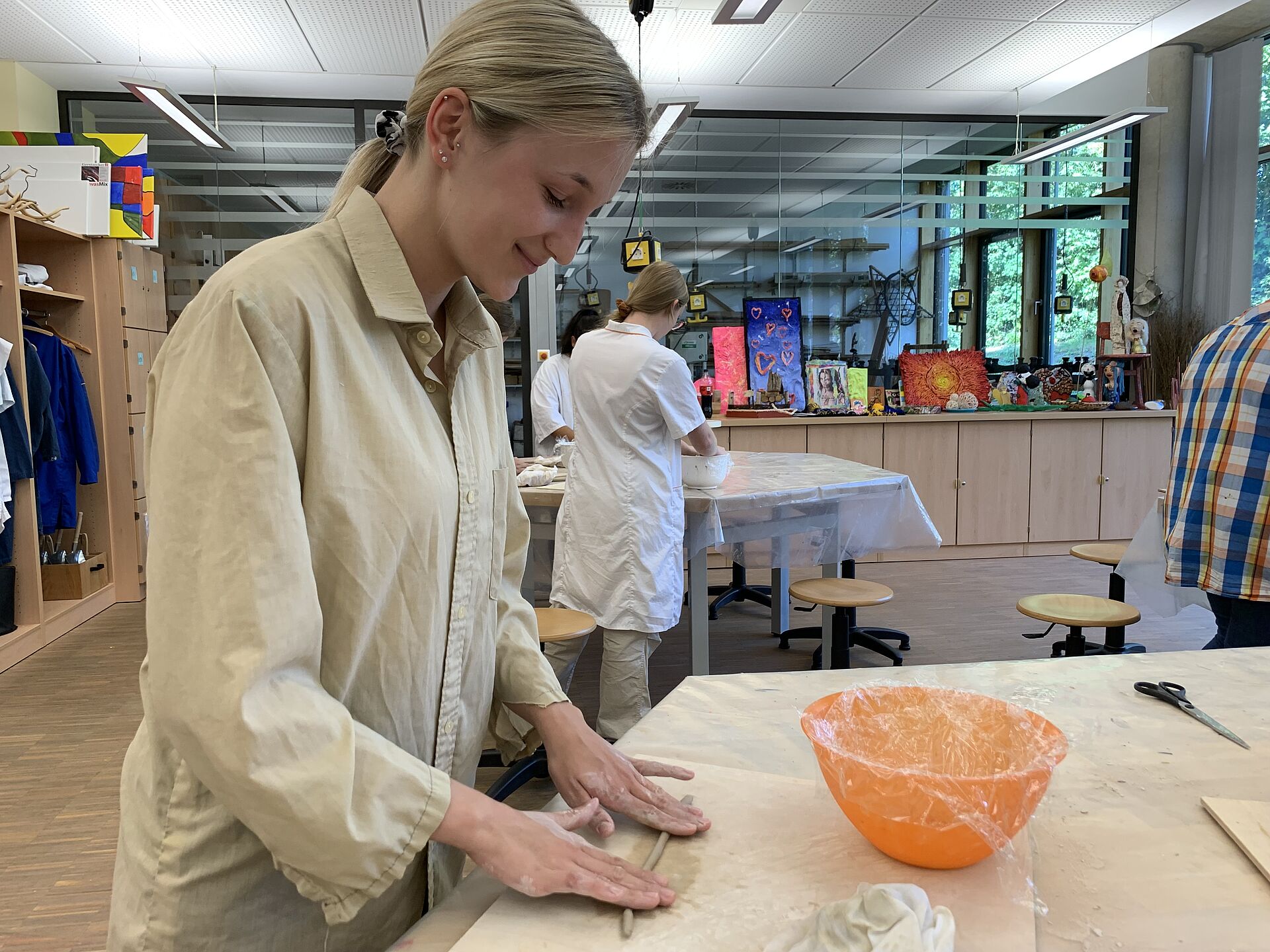 Schülerin der Fachschule für Heilerziehungspflege Himmelkron arbeitet mit Ton 