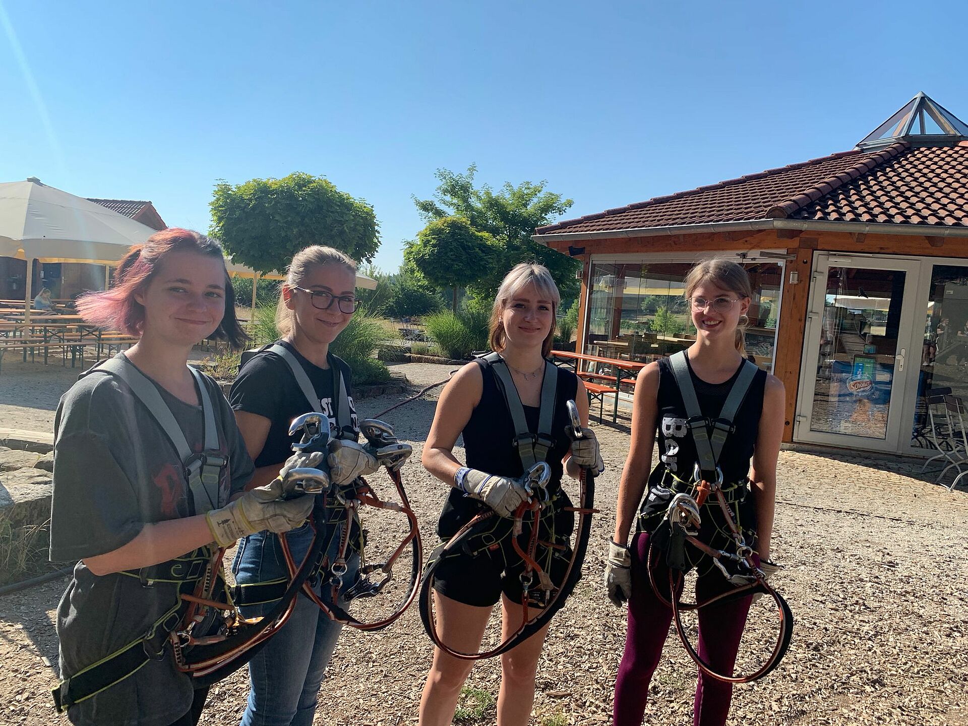 Vier Schülerinnen bereiten sich auf´s Klettern vor.