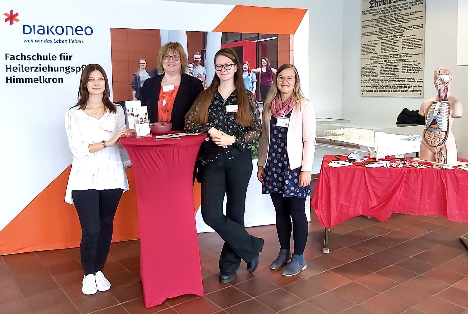 SChülerinnen von Himmelkron am Messestand