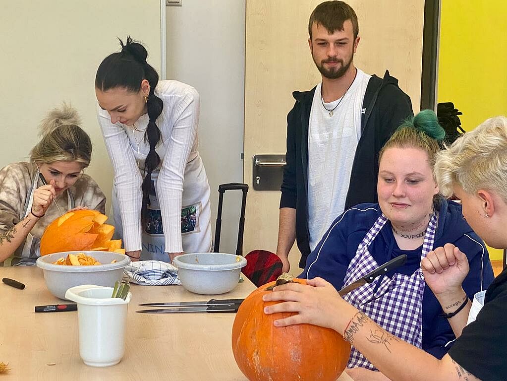 Schüler*innen der Fachschule Himmelkron stellen Kürbislaternen her.