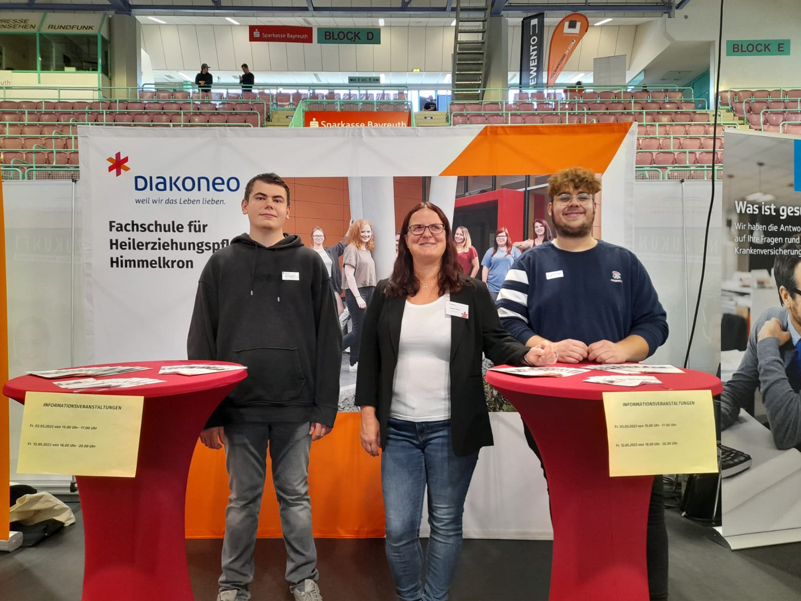 Schüler und Praxisanleiterin auf der Messe in Bayreuth